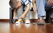 ребенок меряет обувь